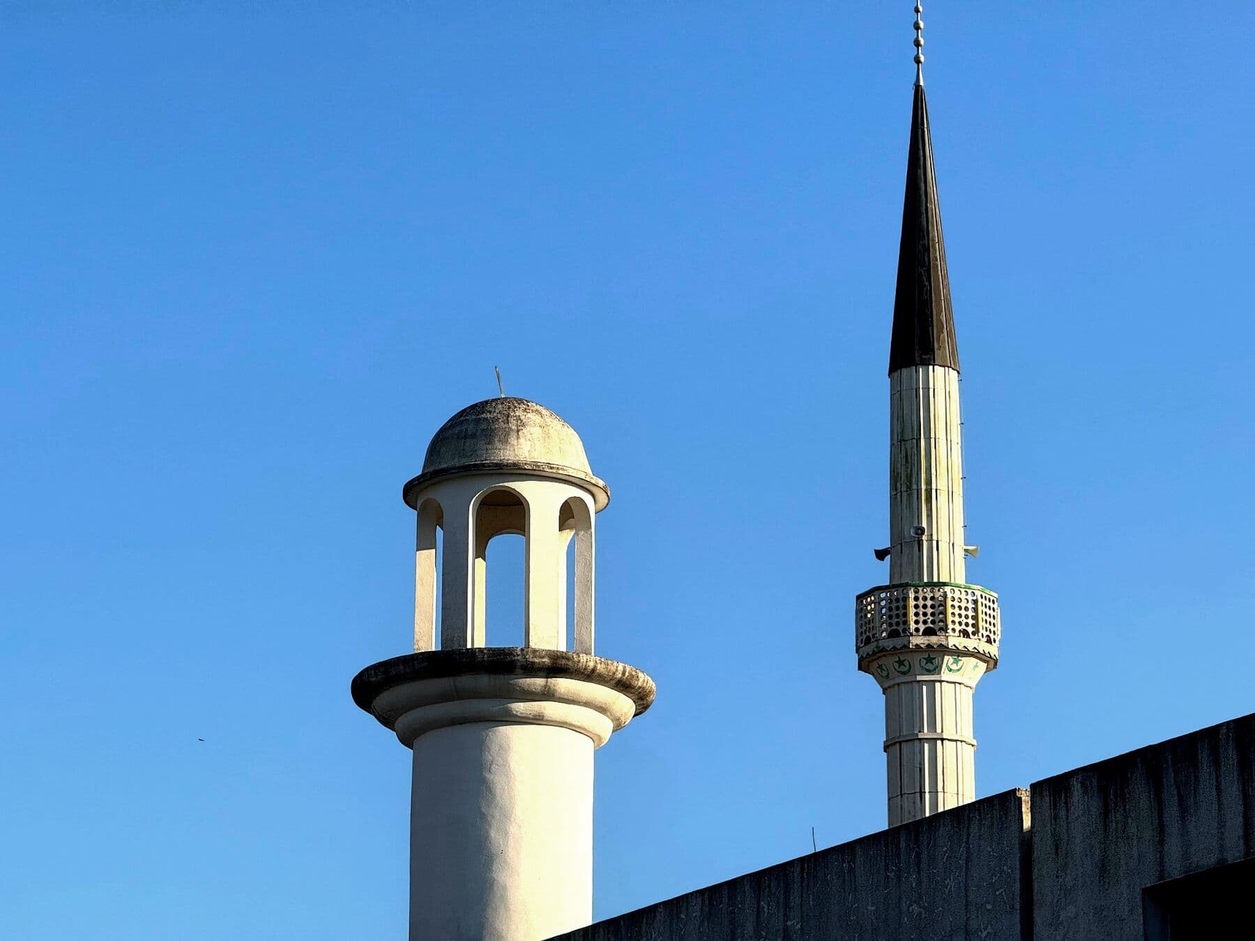 Minaret Medrese na plavom nebu