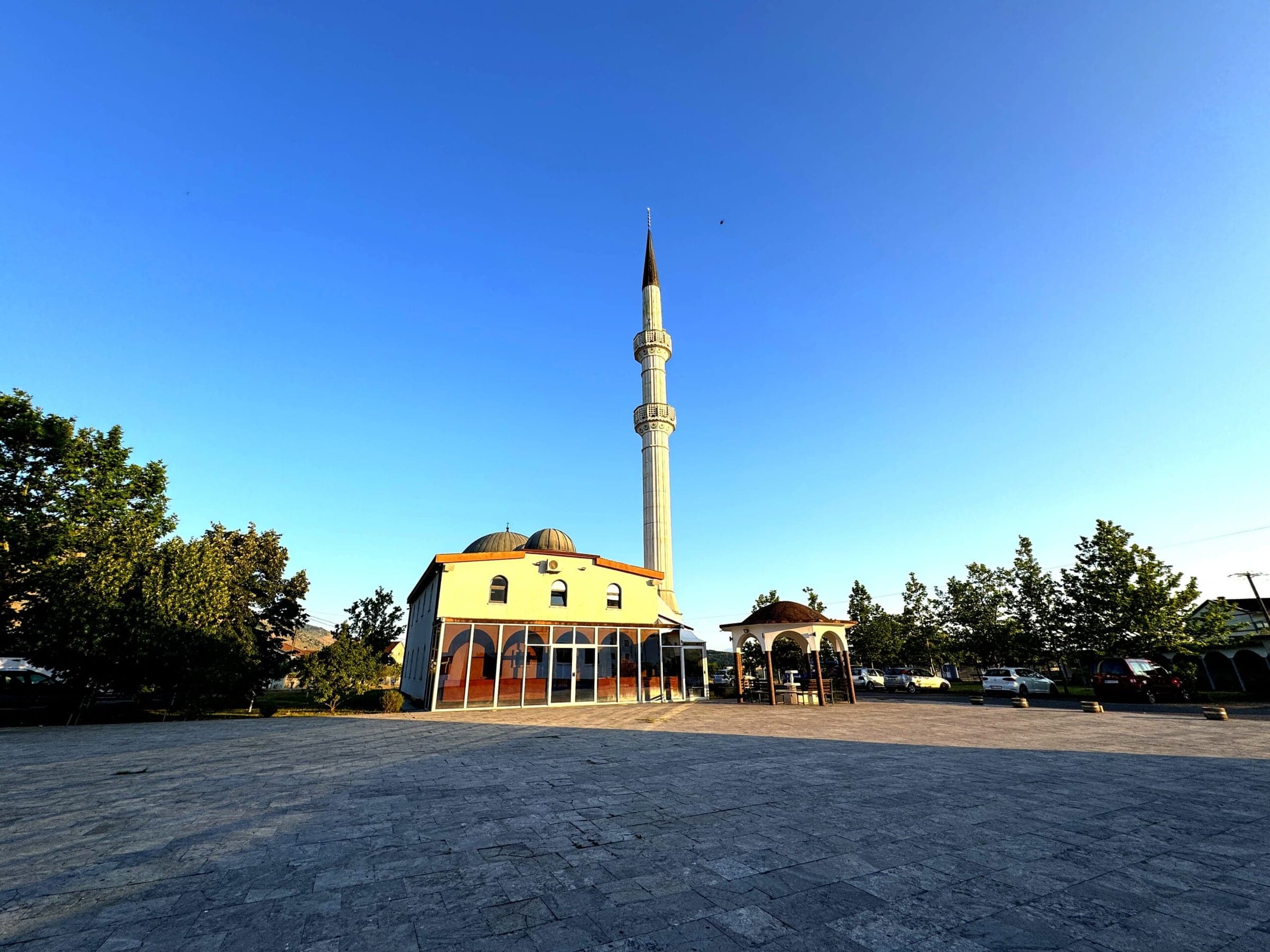 Džamija s minaretom i trg ispred nje