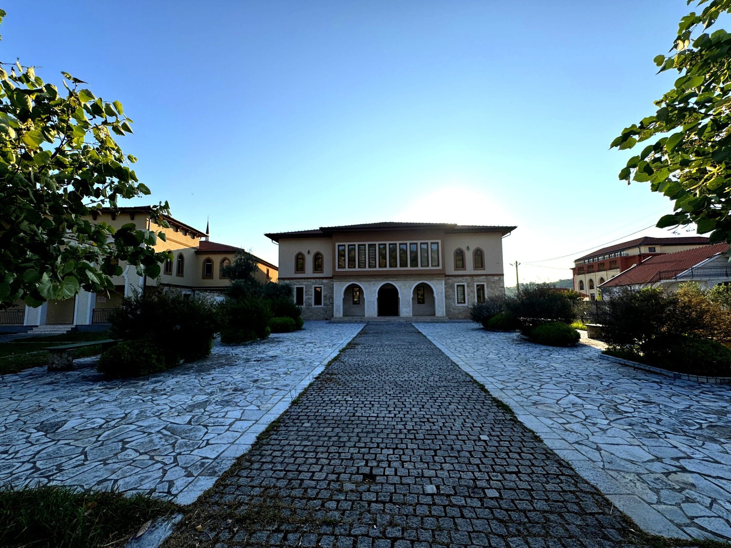 Kamena staza prema zgradi Medrese