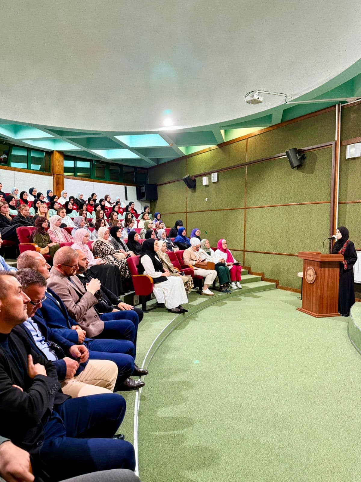 Takmičarke i gosti na otvaranju susreta u amfiteatru