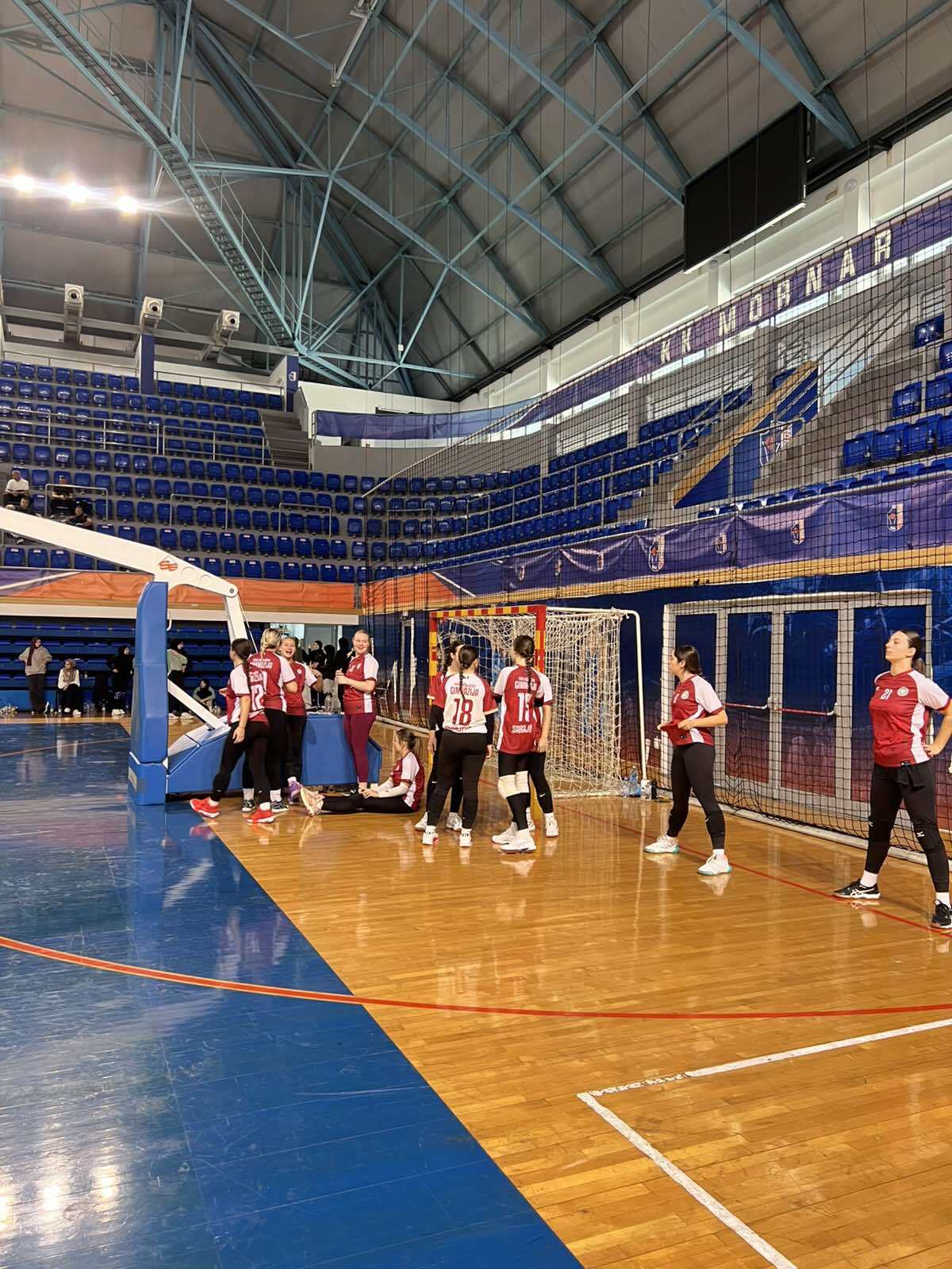 Odbojkaška utakmica u sportskoj dvorani