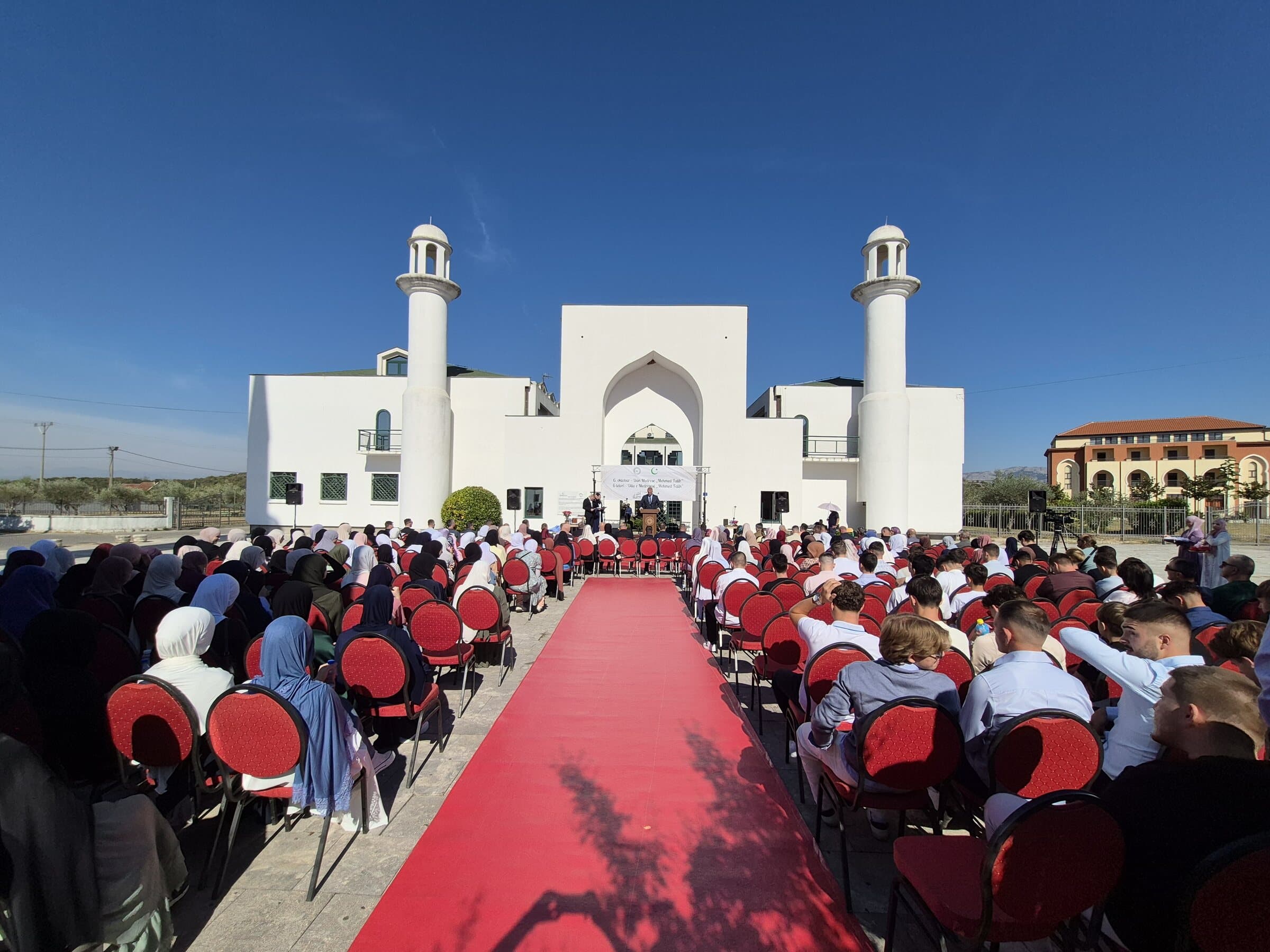 Svečanost Dana škole ispred Medrese: gosti uz crveni tepih, iza njih bijela zgrada s minaretima