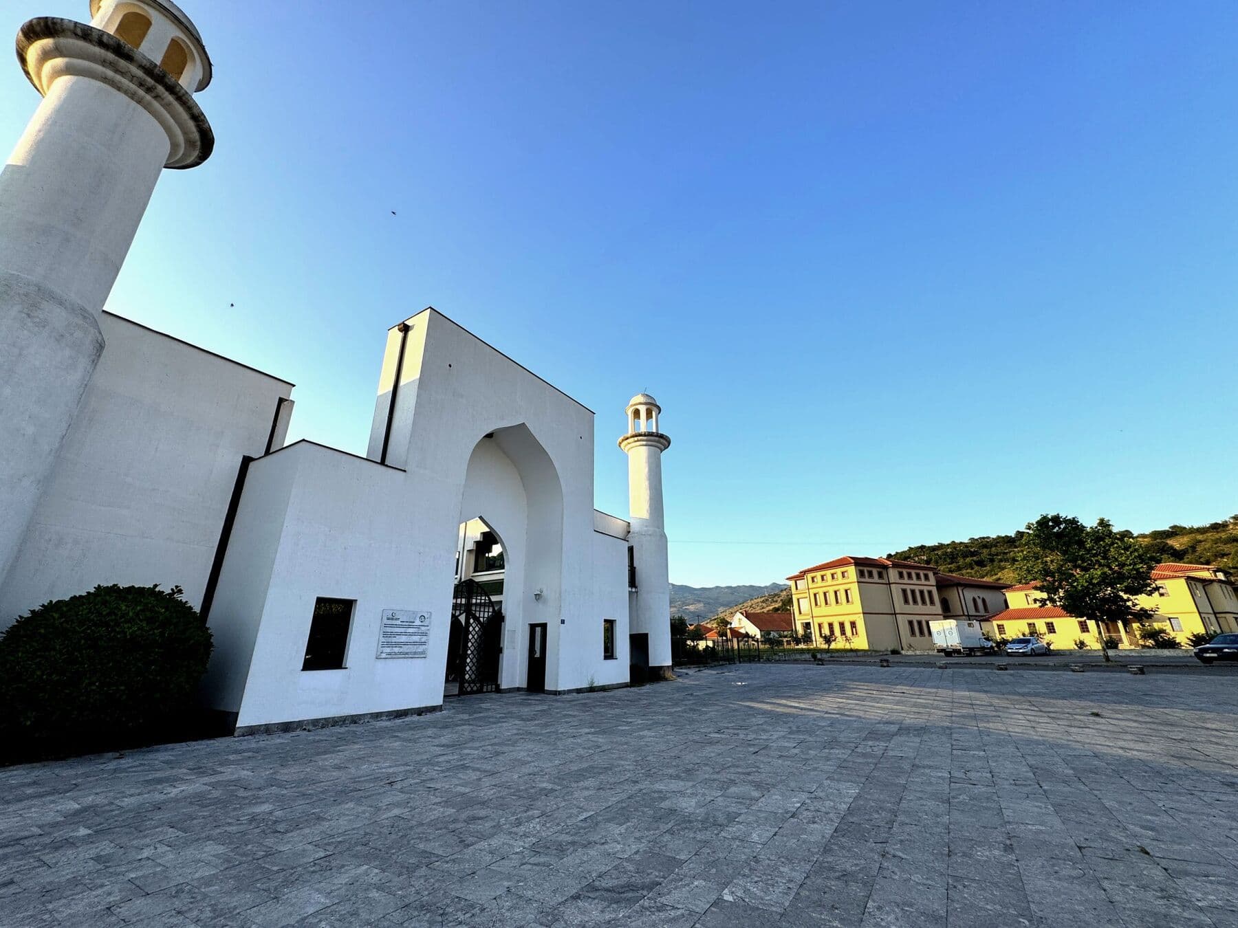 Ulaz s lukom i minaretom u dvorištu Medrese