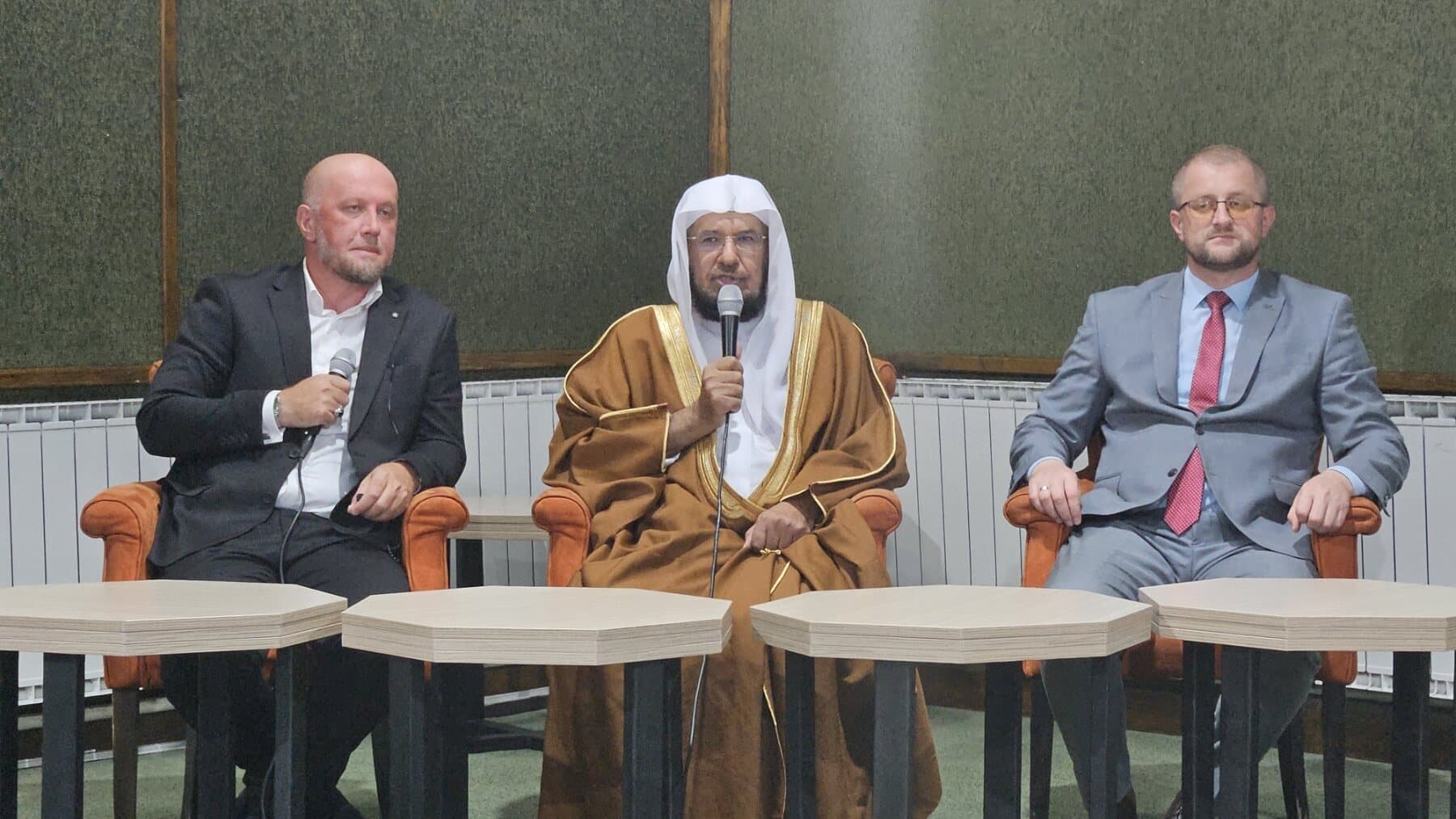 Šejh dr. Abdullah el-Luhajdan s direktorom Medrese tokom predavanja