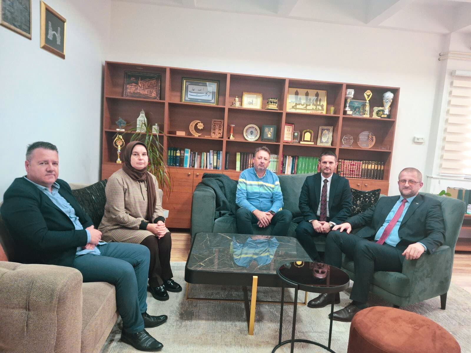 Susret direktora dviju medresa i njihovih saradnika u kabinetu direktora