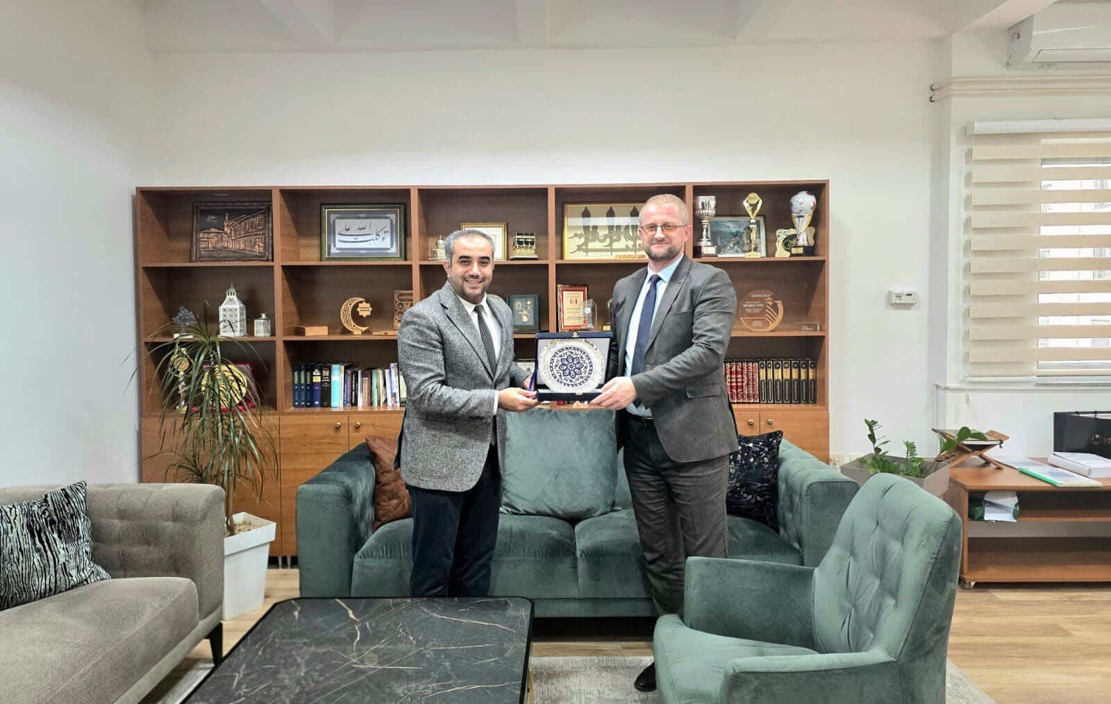 Direktor Amer Šukurica i Imran İpek u kabinetu direktora