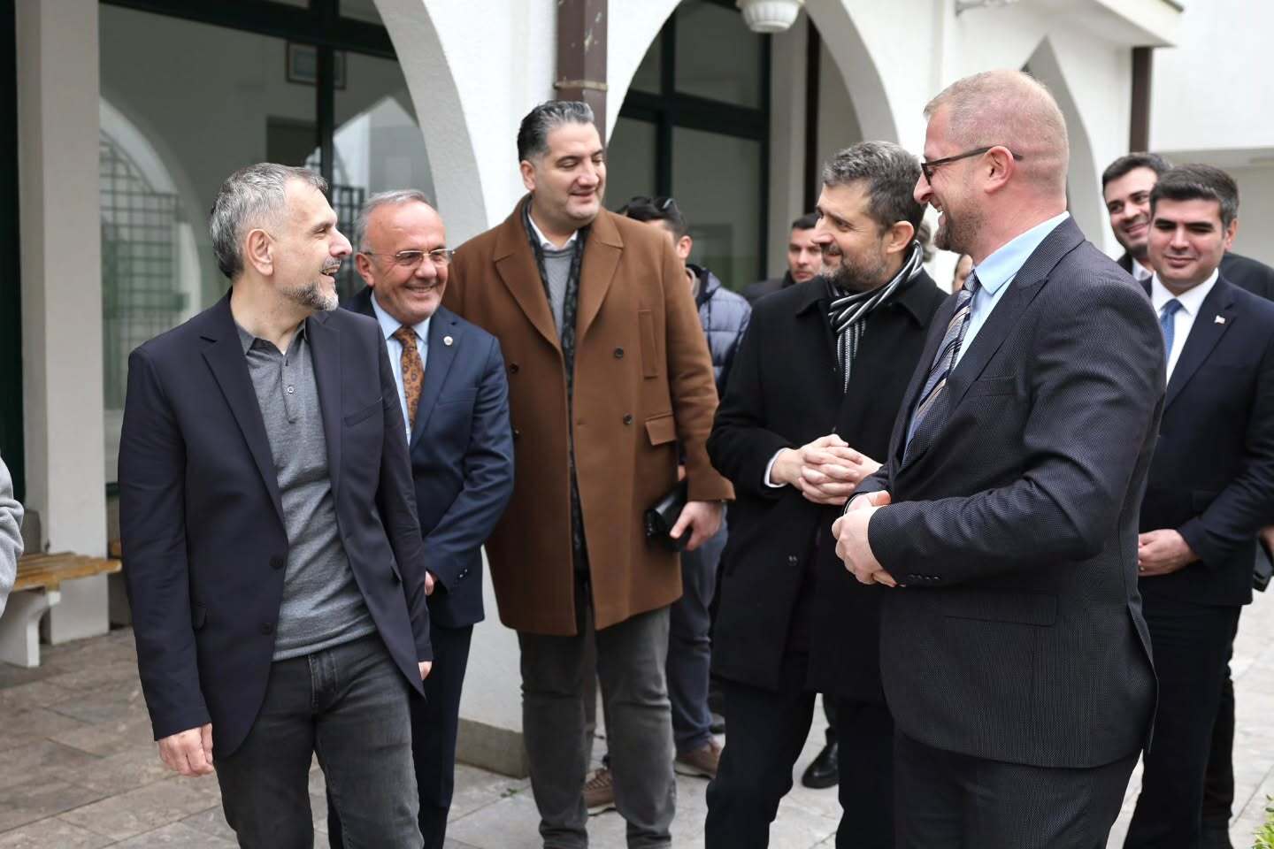 Direktor Medrese s predstavnicima YTB-a u dvorištu Medrese