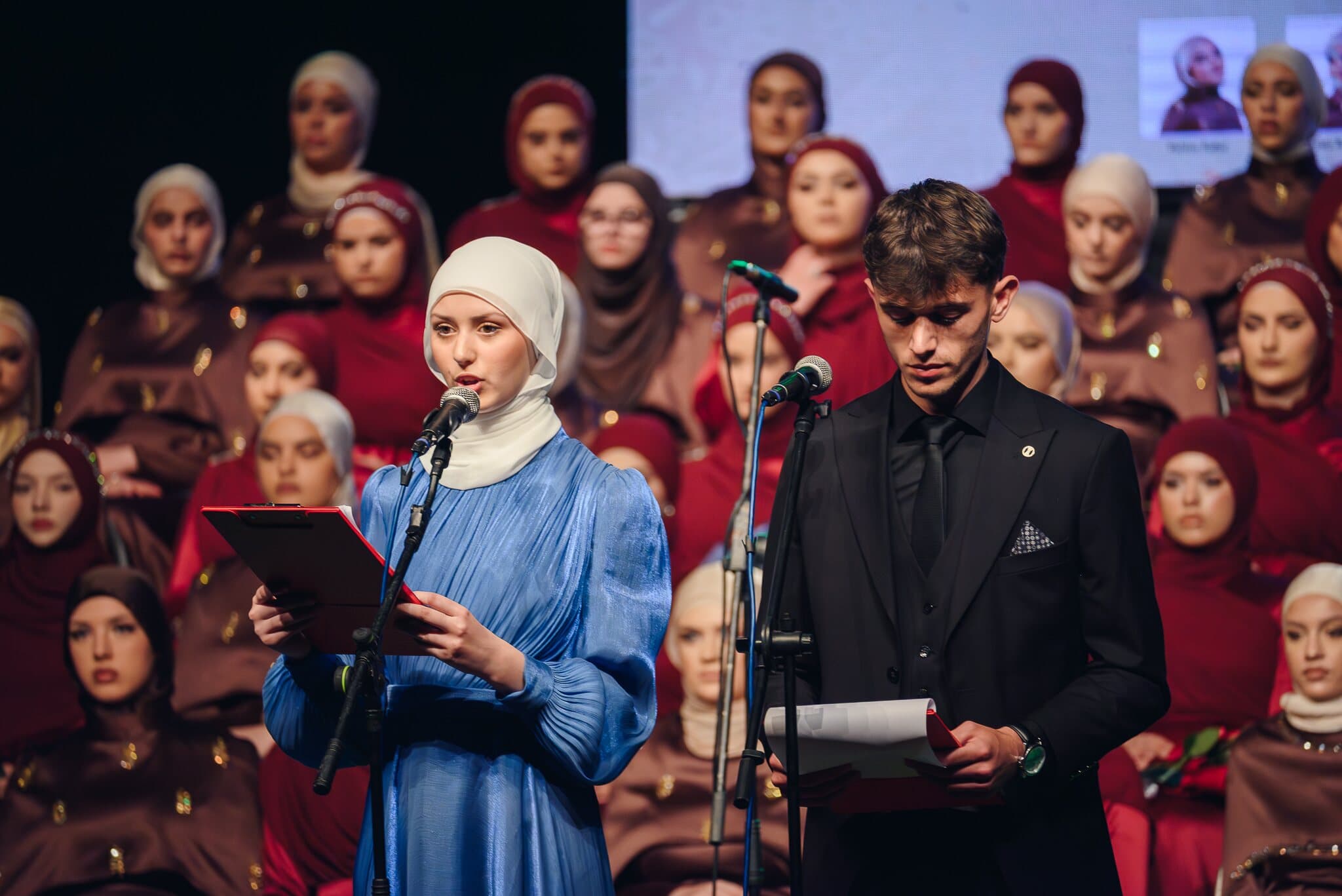 Hor Medrese na sceni tokom svečane akademije